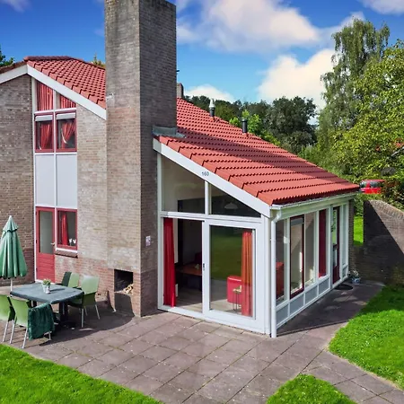 Kraanvogel I Fraaie bungalow met mooie grote tuin-2